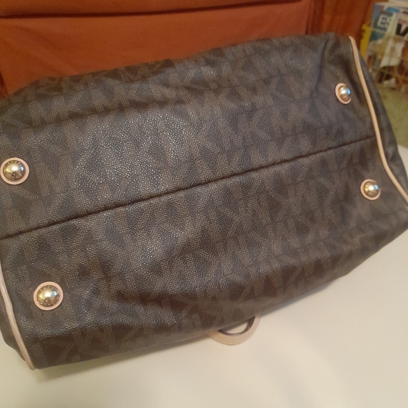 Handbag - Picture 2 of 3
